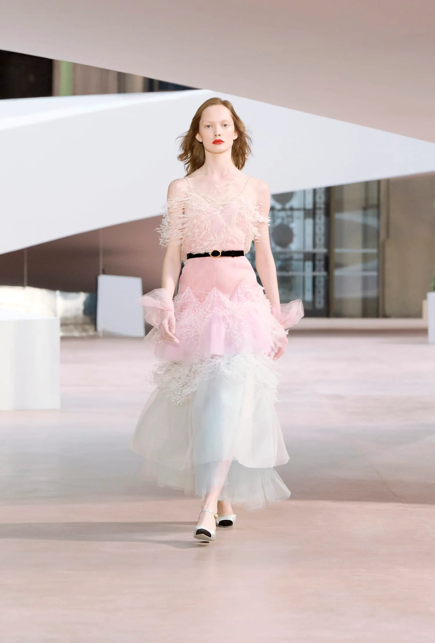 Thiết kế màu pastel hồng lông vũ chanel