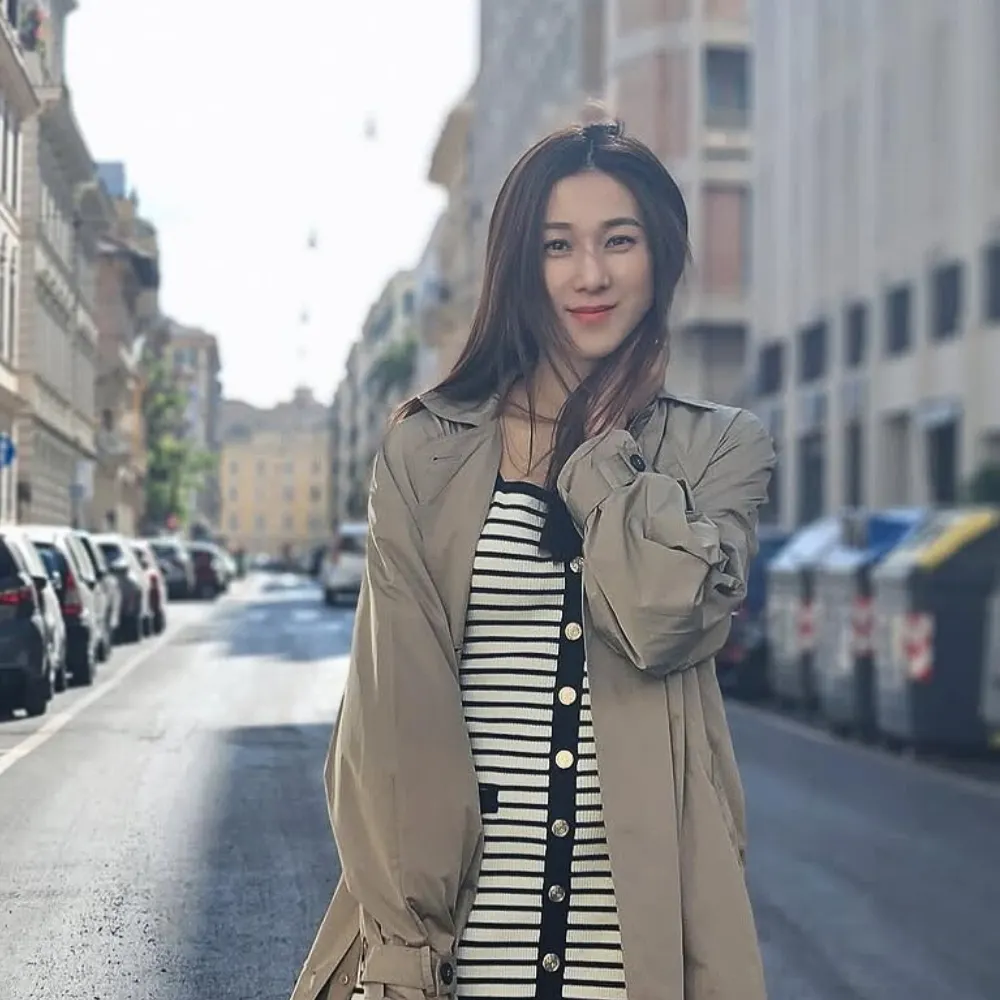 Nữ diễn viên mang áo khoác mangto dài.