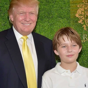 Con gái Clinton bảo vệ con trai Tổng thống Trump trước dư luận