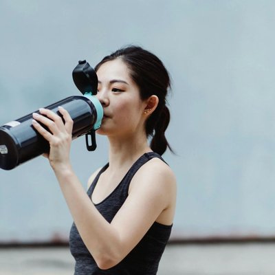 Cô gái đang uống whey