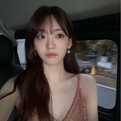 Nữ chính Head Over Heels trang điểm tông muted tone nhẹ nhàng, son hồng nude và nền căng bóng tự nhiên.