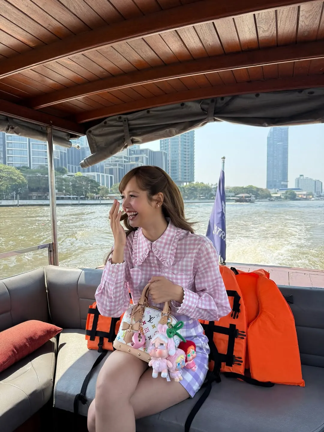 lisa diện chân váy ca rô 