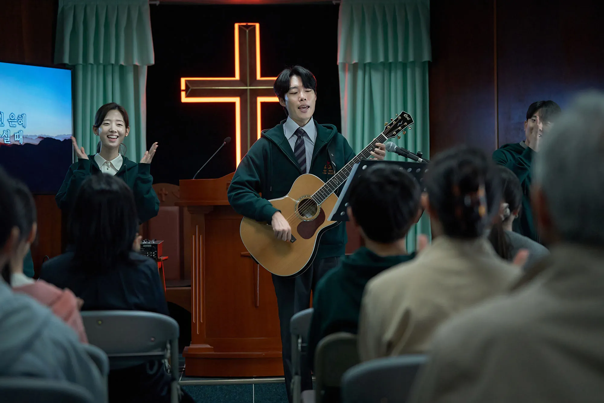 ryu jun yeol trong vai mục sư min chan