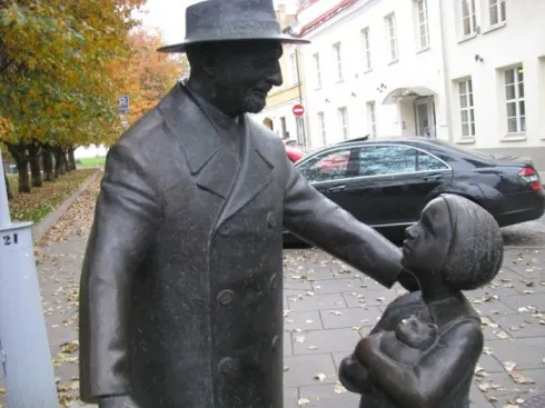 du lịch châu âu phần 1 - tượng tài bác sĩ Abolit - elle vietnam