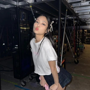 Jennie với tóc baby braids cùng ruy băng