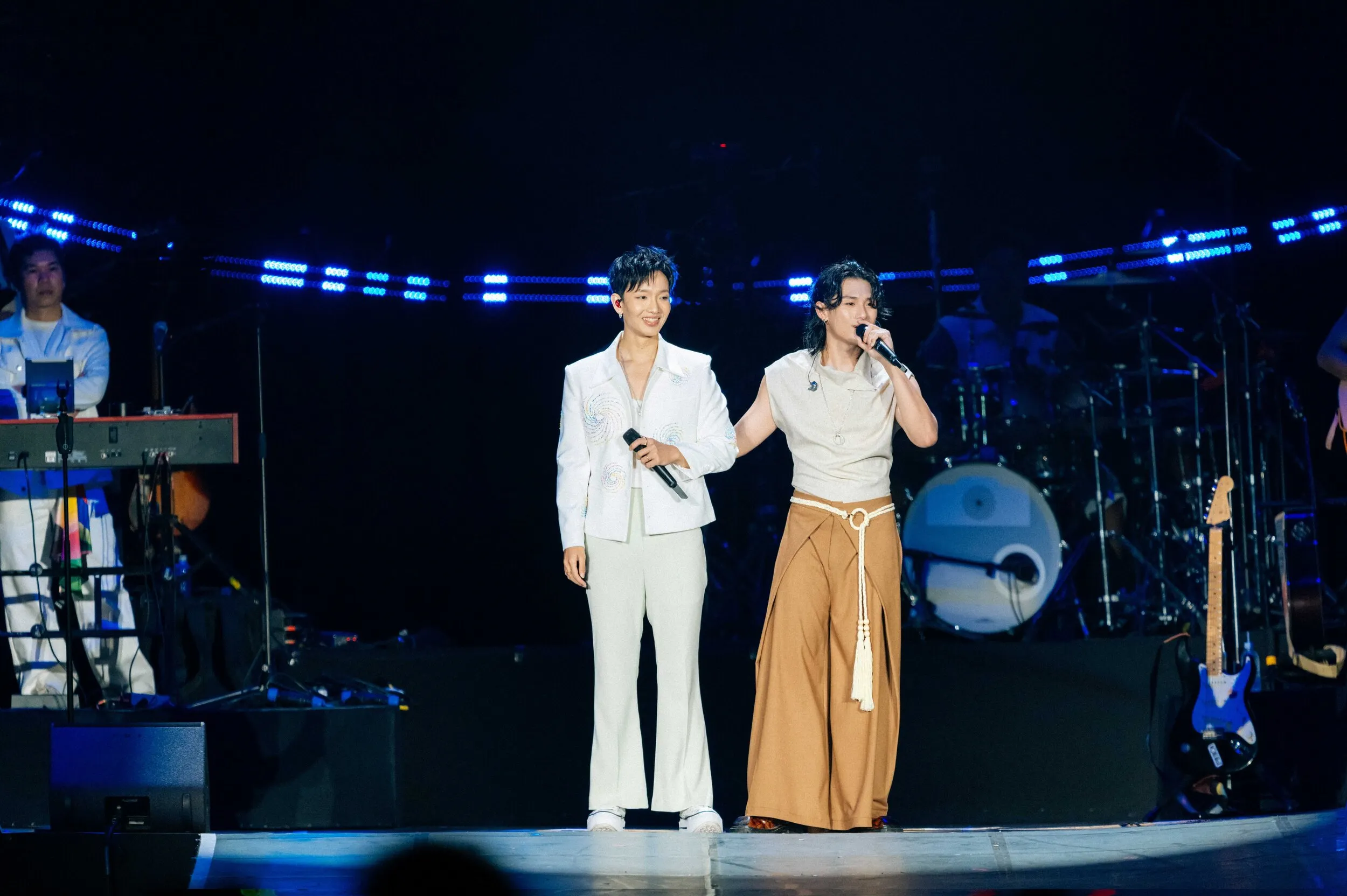 Hoàng Dũng song ca với GREY D trong concert Xoay Tròn Day 2.