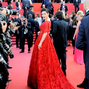 Lý Nhã Kỳ nổi bật với sắc đỏ cổ điển tại Cannes 2016 24