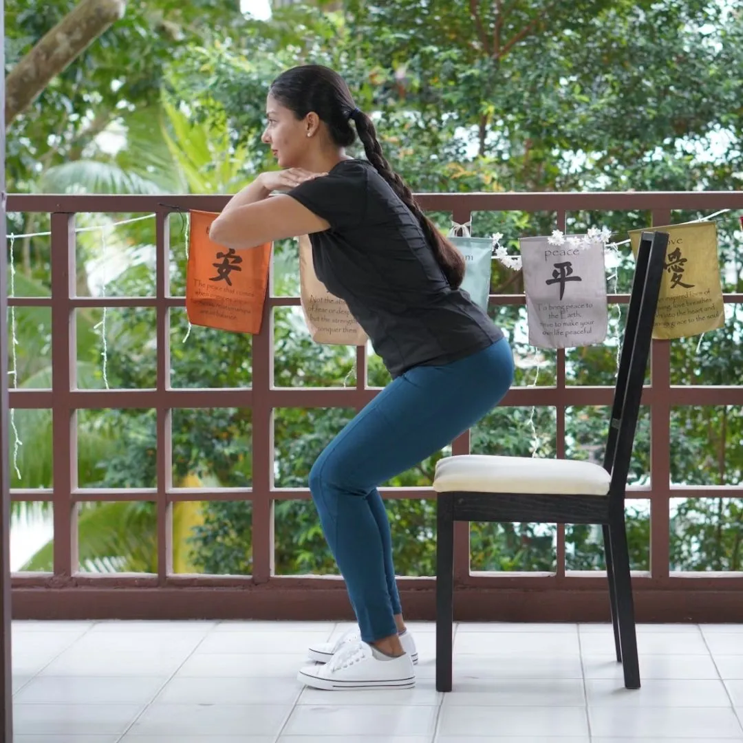 cô gái đứng, ngồi với ghế