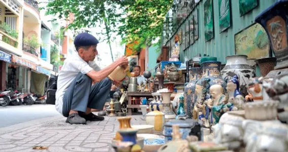 Một góc vỉa hè với dòng gốm Biên Hòa phục chế.