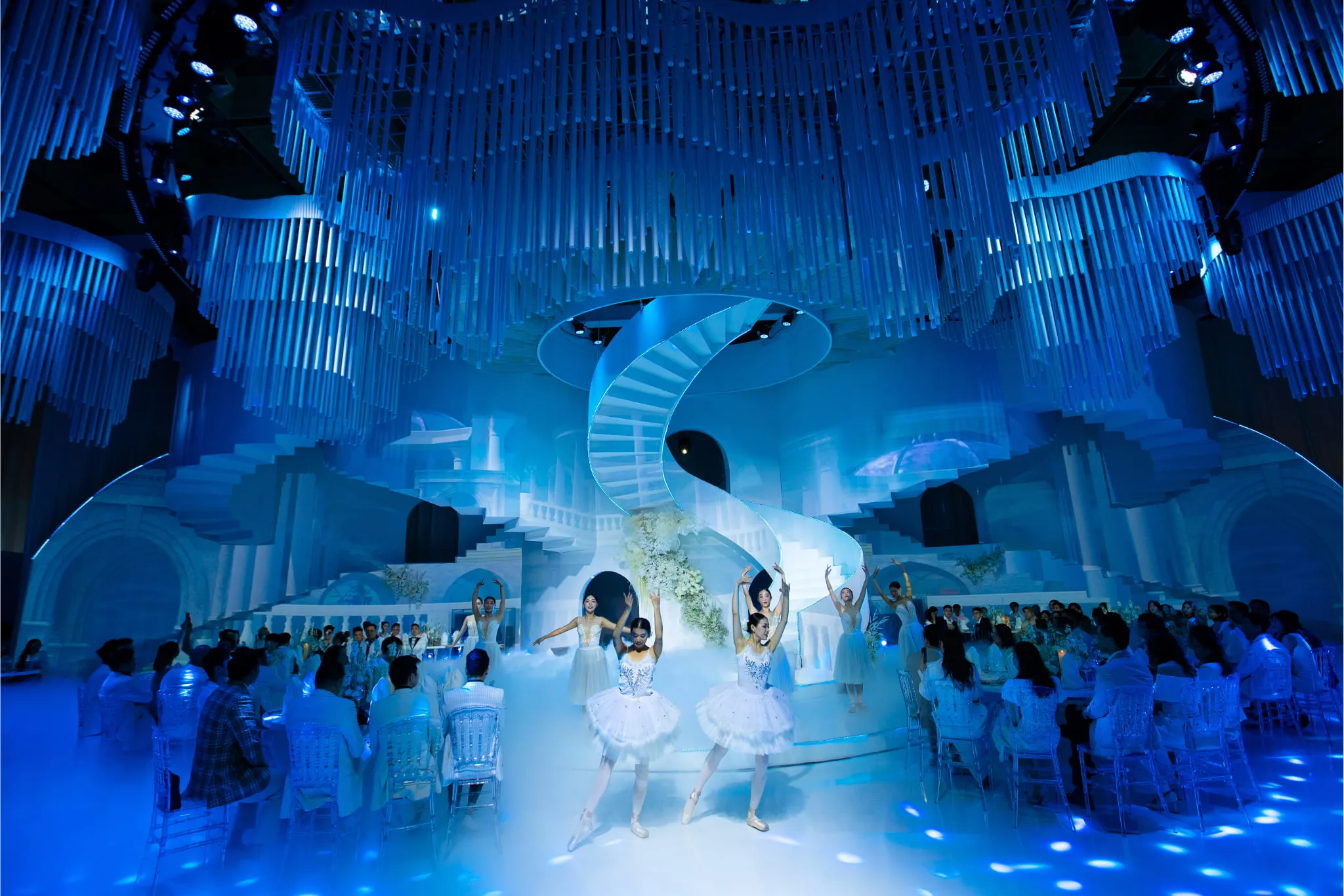 Triển lãm cưới Wedding Art Gallery chủ đề Walking On The Clouds 