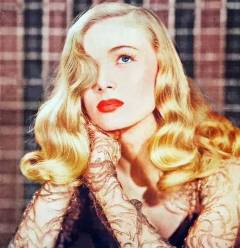 Mái tóc vàng óng như mật của nữ minh tinh Veronica Lake là biểu tượng của mọi phụ nữ trong thập niên 40.