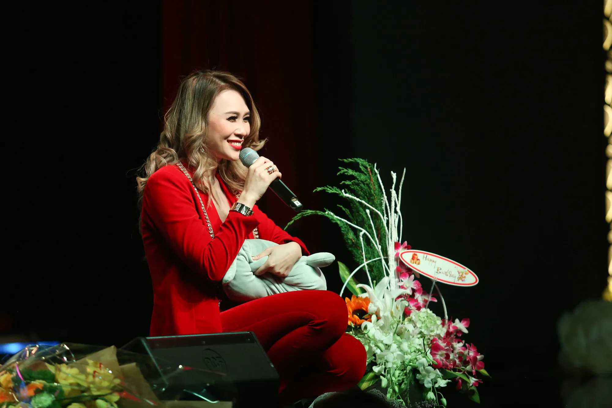 Mỹ Tâm liveshow Ô cửa màu xanh - elle vietnam
