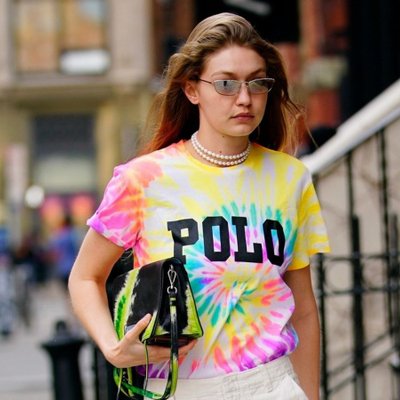 xu hướng thời trang - gigi hadid áo thun polo tie dye và túi tie dye
