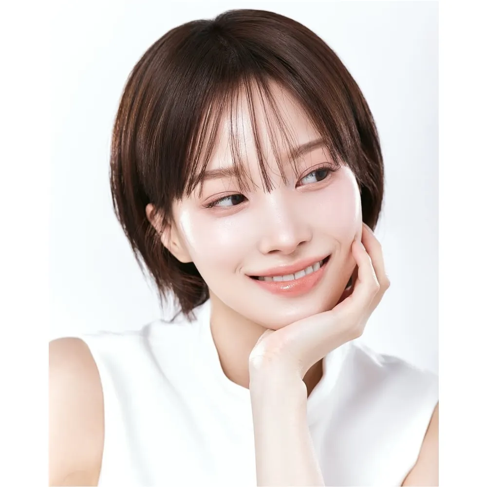 Cô gái tóc ngắn đang chống tay lên cằm