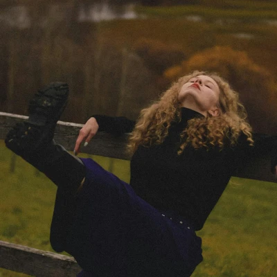 cô gái mặc áo đen tựa vào hàng rào tử vi ngày 7/4/2026