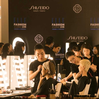 Đột nhập hậu trường trang điểm sau sàn diễn ELLE Fashion Journey 2018