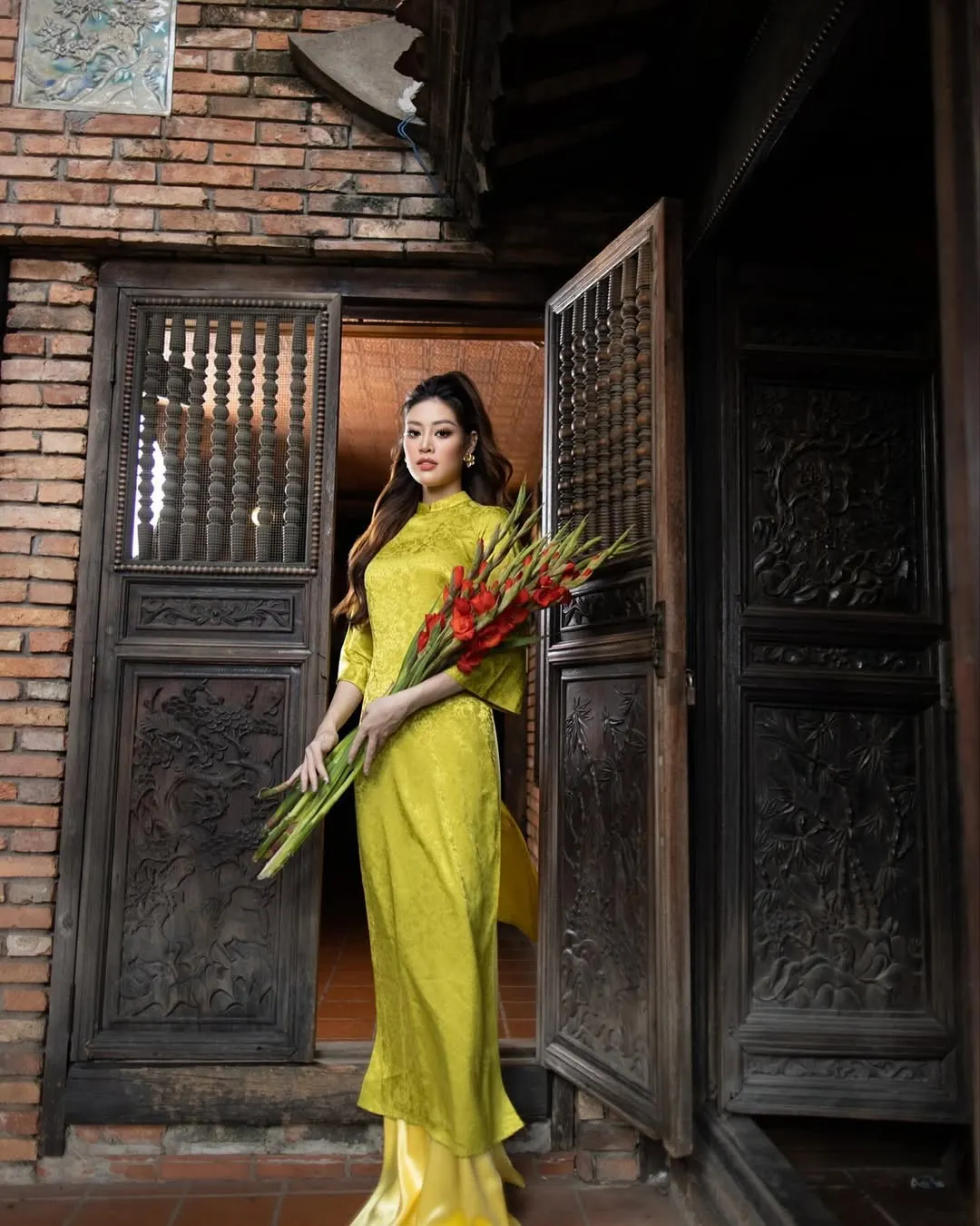 khánh vân mặc áo dài 