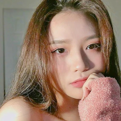 moisture khác cấp nước Mai Diz mặc áo kháoc lông feature ngang