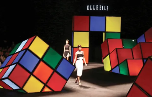 Sân khấu ELLE Fashion Show Xuân - Hè 2015 với chủ đề “Những ô màu khối lập phương”