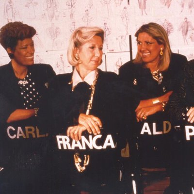 ảnh chụp năm chị em Adele là Paola, Franca, Carla, Anna, Alda