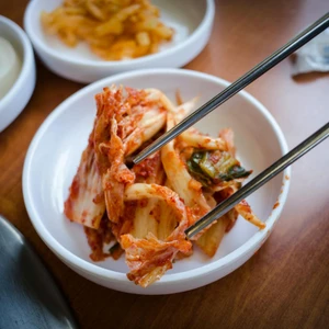 dĩa kim chi và đôi đũa