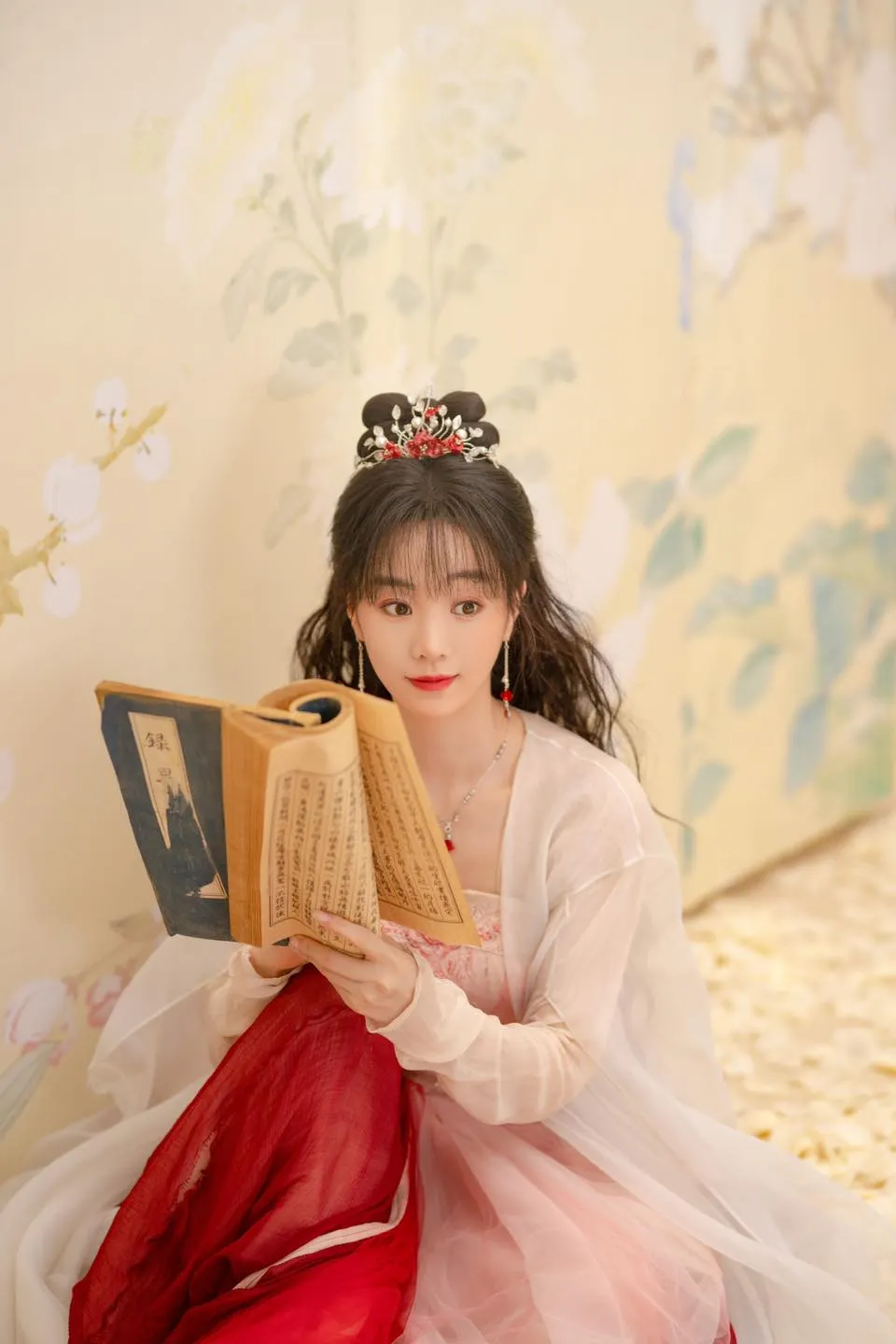 trang phục cổ trang trong phim Mùa hoa rơi gặp lại chàng