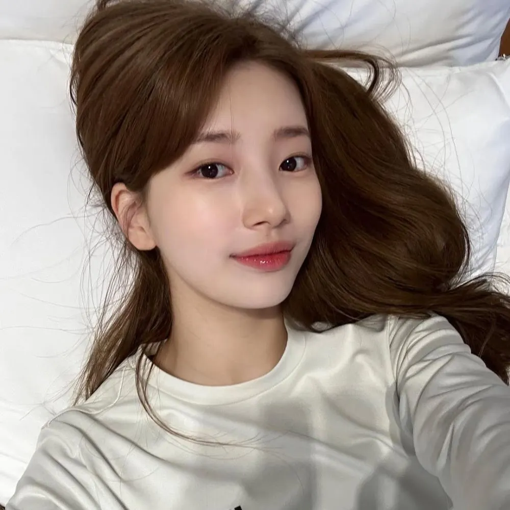 Hình ảnh Bae Suzy với làn da căng bóng nhờ vào cấp ẩm đầy đủ.