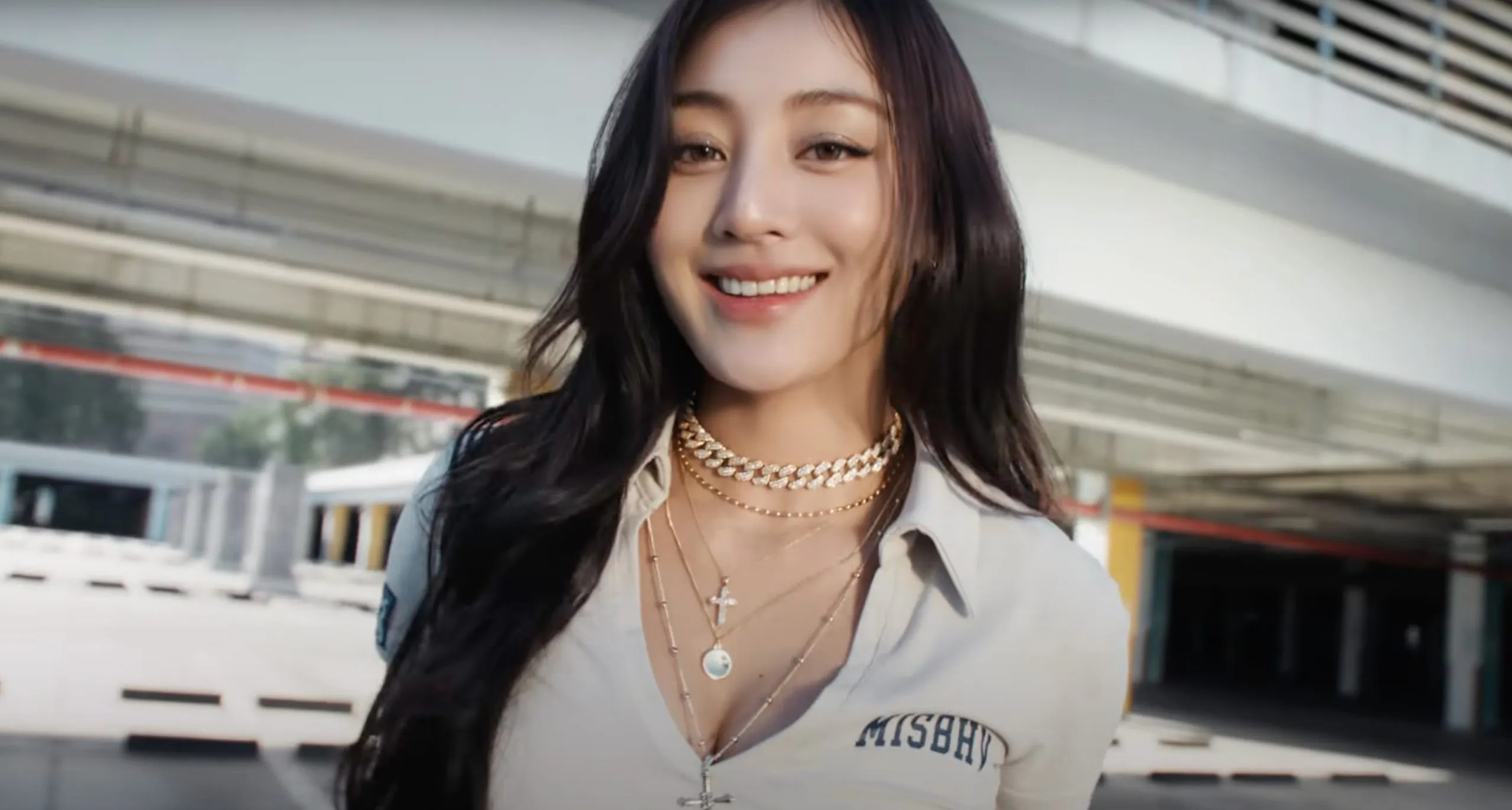 jihyo TWICE cùng gu thẩm mỹ Y2K trong "This Is For"
