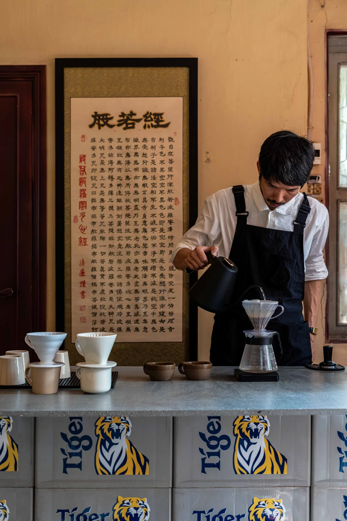 nhân viên pha chế thức uống tại Standard Coffee