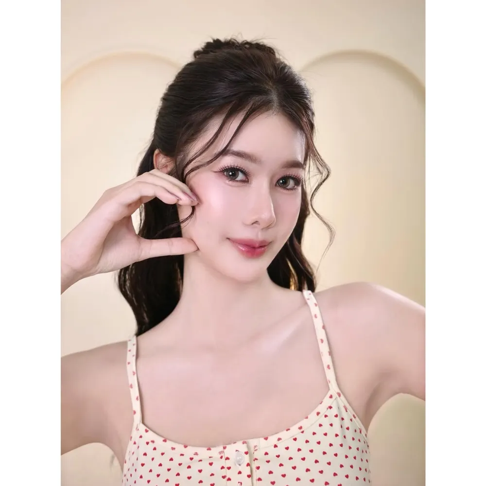 Cô gái tạo dáng với vùng da cổ mịn màng.