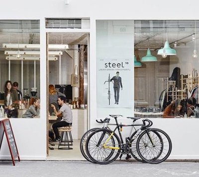 Du lịch Pháp khám phá cách người Parisian trang trí các khung cửa kính