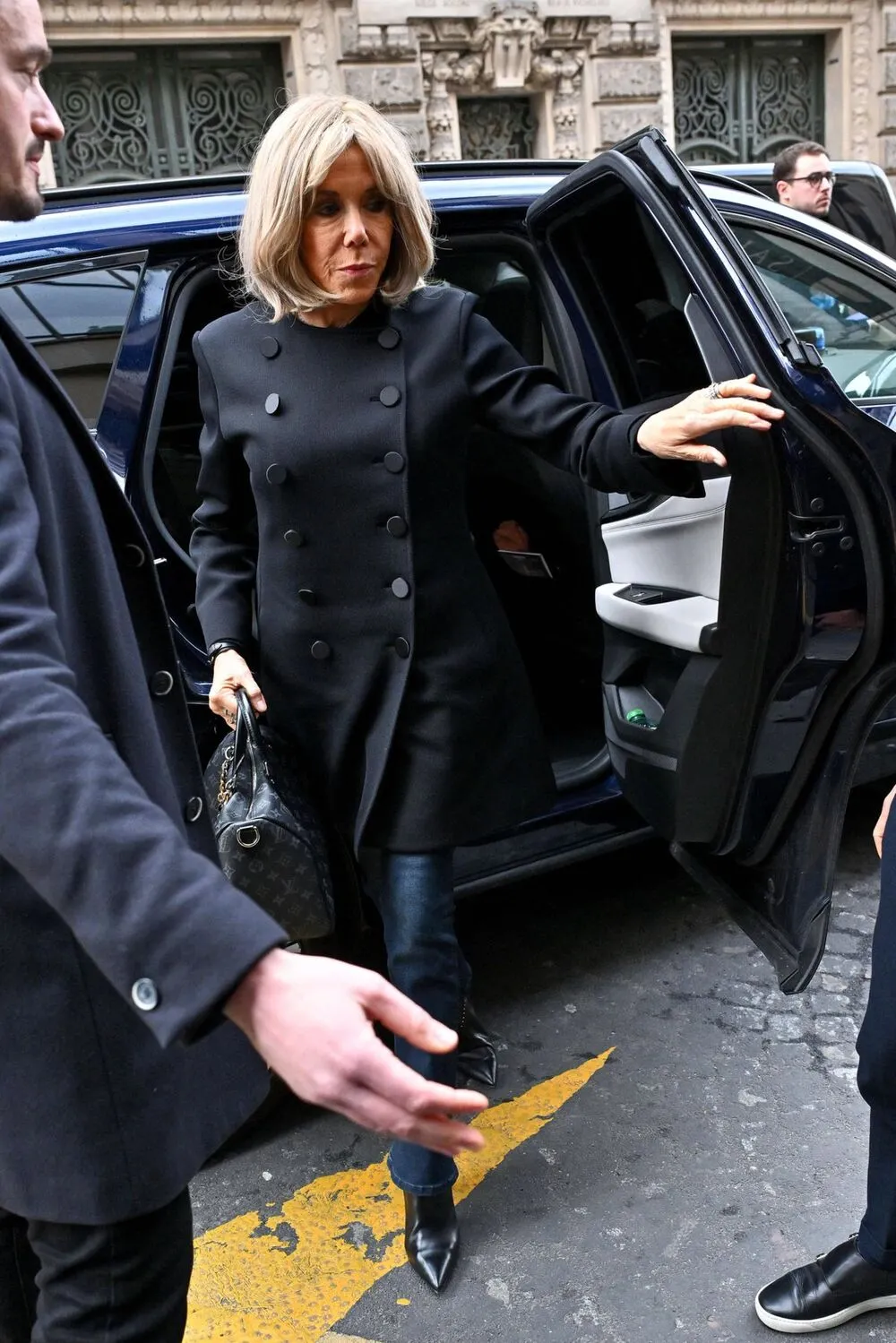 Brigitte Macron diện áo khoác đen 