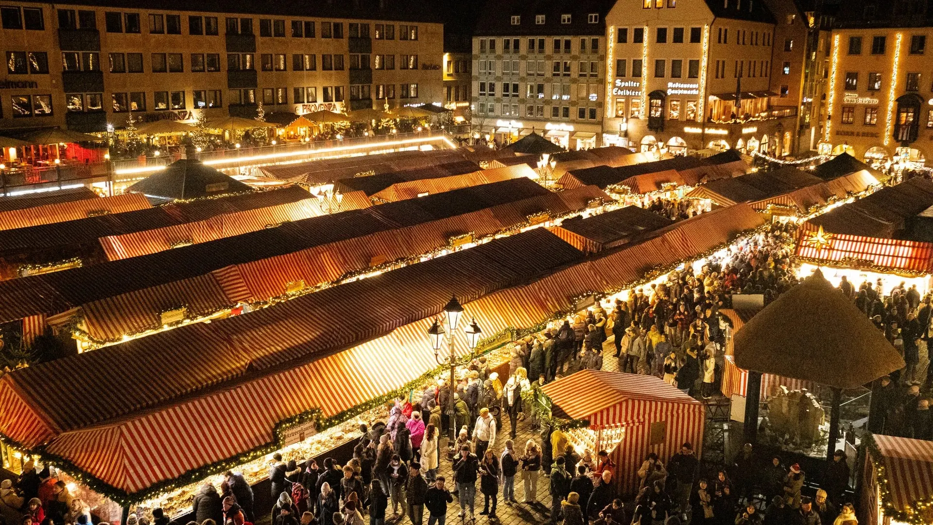 Khu chợ Christkindlesmarkt, tọa lạc tại quảng trường Hauptmarkt trong khu phố cổ, là một trong những hội chợ Giáng sinh nổi tiếng và lâu đời nhất thế giới với lịch sử hơn 4 thế kỷ.