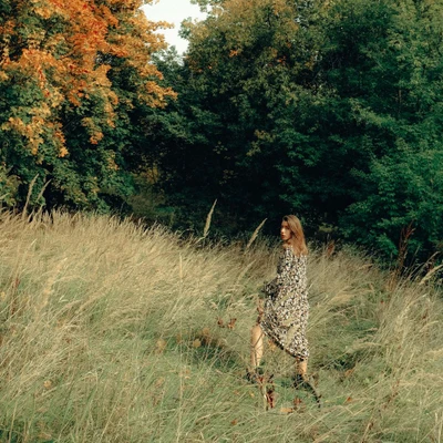 cô gái bước đi trên cánh đồng cỏ lau tử vi ngày 12/3/2026