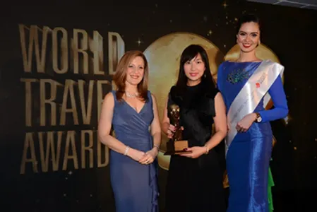 Đại diện khách sạn JW Marriott Hanoi tại lễ trao giải World Travel Awards tại Hong Kong.