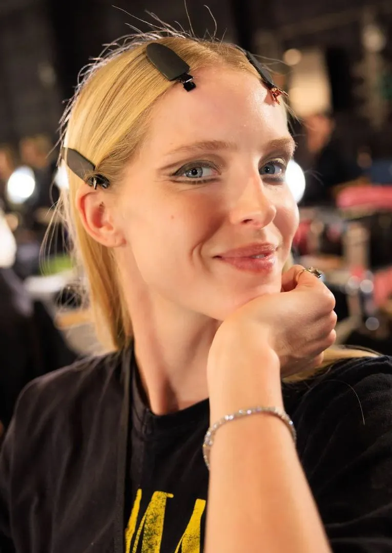 Phong cách trang điểm mùa hè tươi sáng với tông da căng bóng và màu mắt nhẹ