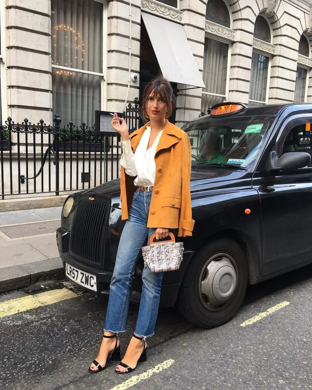 Các cô gái vẫn có thể trông vô cùng quý phái khi diện quần jeans lưng cao, áo kiểu với họa tiết đơn giản, và giày cao gót.