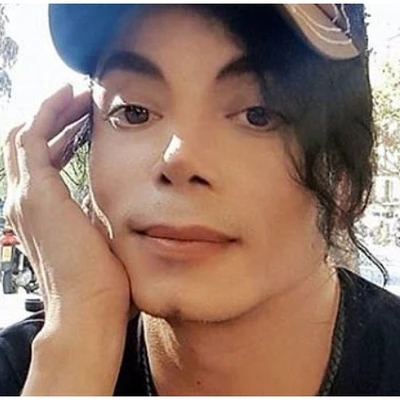 Cô gái chia sẻ bức hình bạn trai giống Michael Jackson gây bão cộng đồng mạng