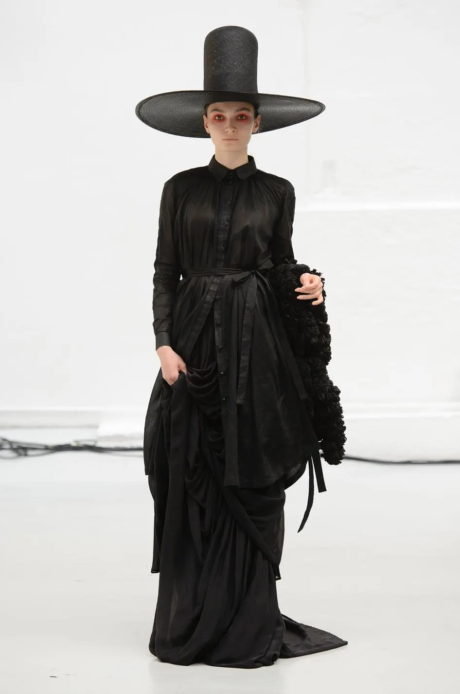 Chiếc mũ tombstone rộng vành của Xuan gây chú ý tại Paris Haute Couture