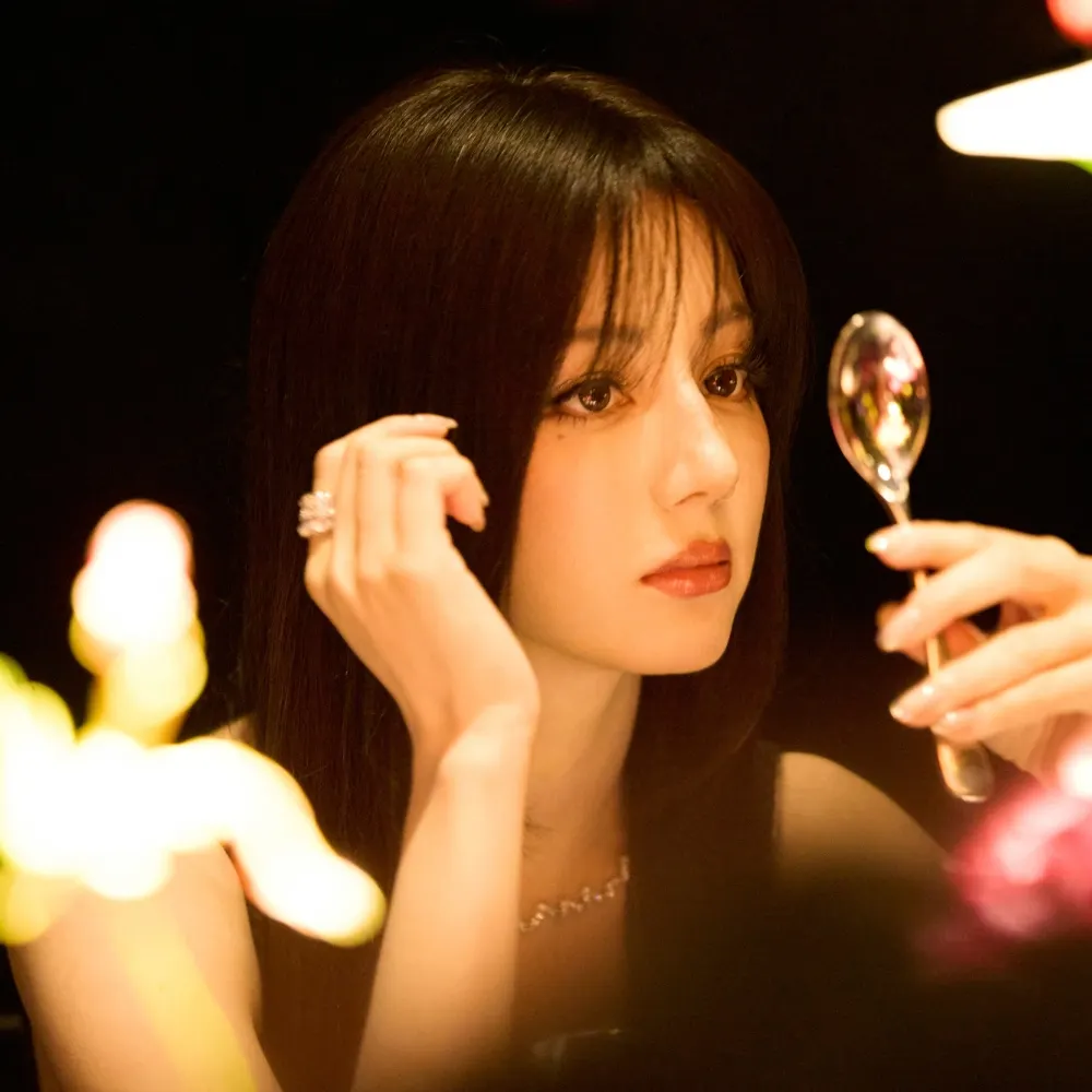 Mỹ nhân Tân Cương nhìn vào chiếc muỗng.