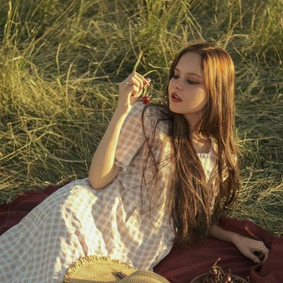 cô gái hướng nội nằm trên cánh đồng