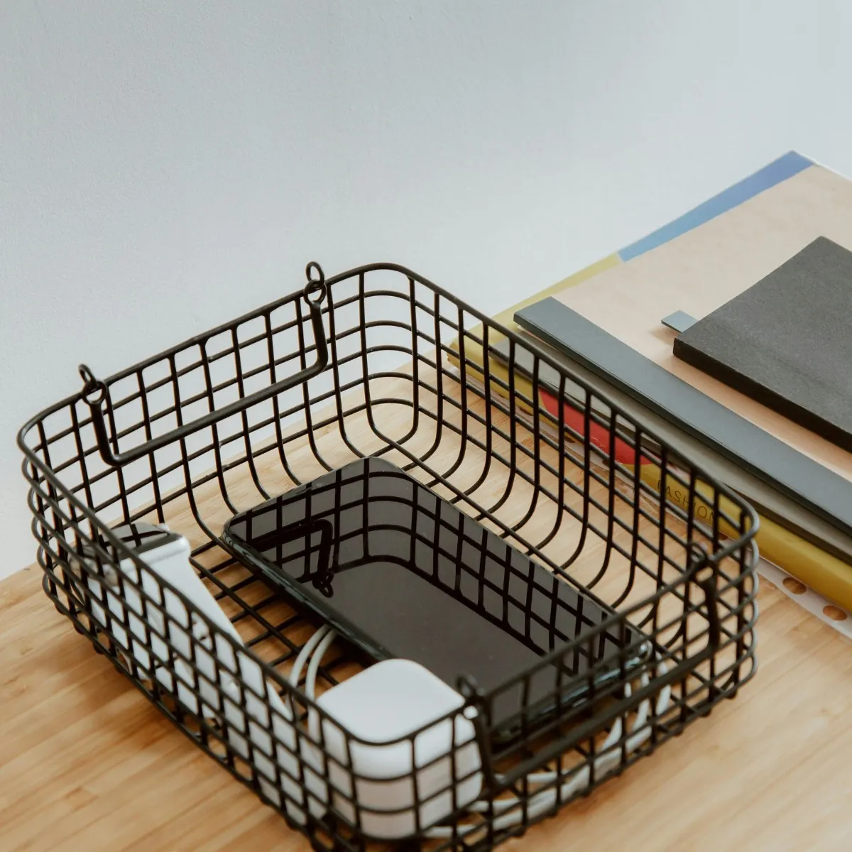 Khay lưới đen đựng điện thoại đồng hồ và dây sạc