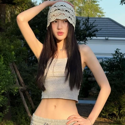 cô gái với trang phục hở rốn quyến rũ