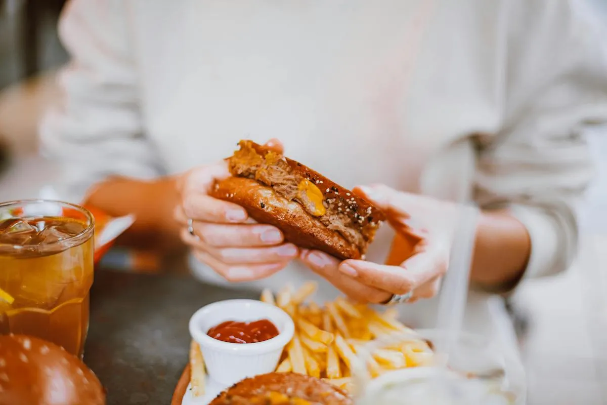 chế độ ăn nhiều fast food dễ gây thiếu hụt kali