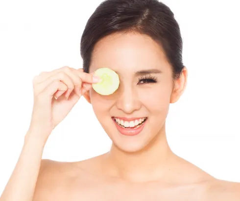 Dưa leo hay đơn giản là 2 miếng bông gòn lạnh sẽ giúp mắt bớt mệt mỏi
