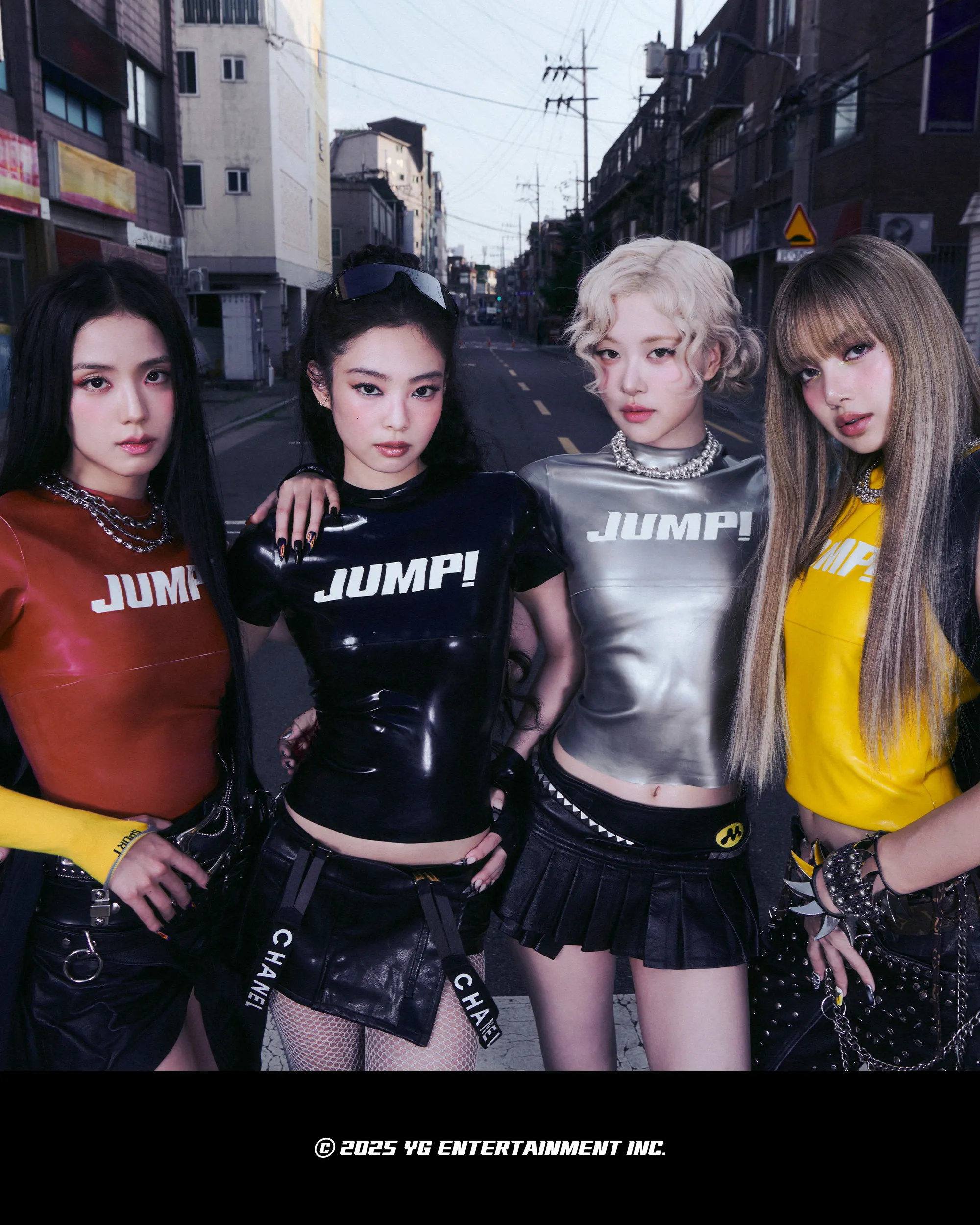 Chiếc đai cài trên váy của Jennie đến từ Chanel