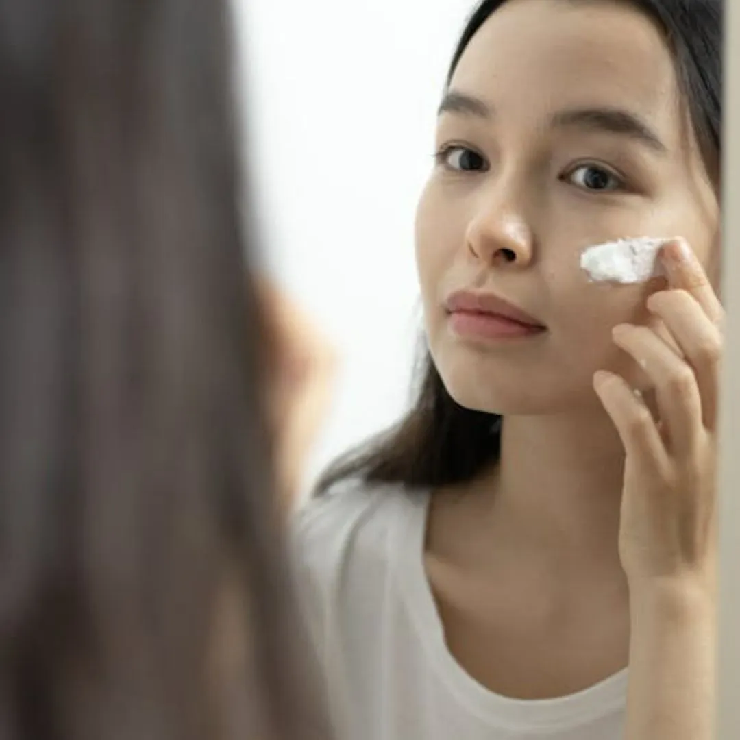 người mẫu đang dưỡng da