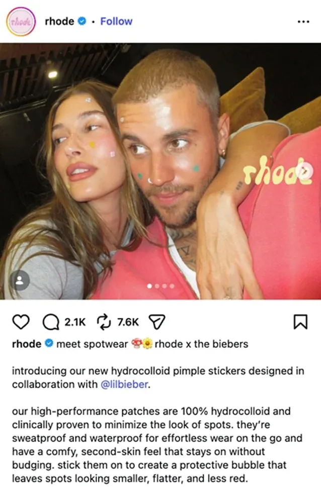 Hailey Bieber và Justin Bieber xuất hiện với miếng dán mụn nhiều màu trên mặt trong chiến dịch quảng bá pimple patch của thương hiệu Rhode.