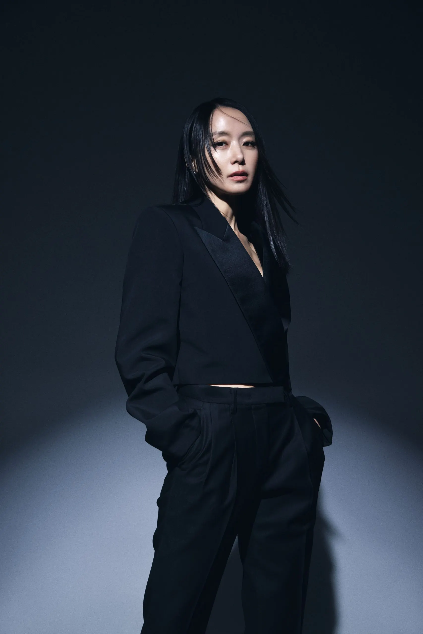 Thời trang của jeon do yeon vest đen 
