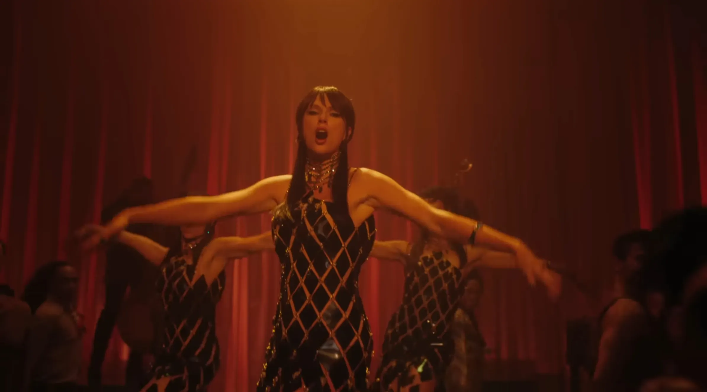 Taylor Swift diện đầm đen MV The Fate of Ophelia